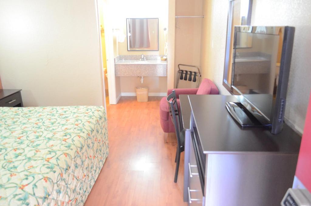 Bear Creek Inn Addicks Room photo