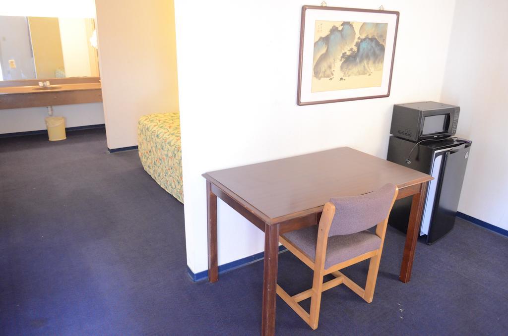 Bear Creek Inn Addicks Room photo
